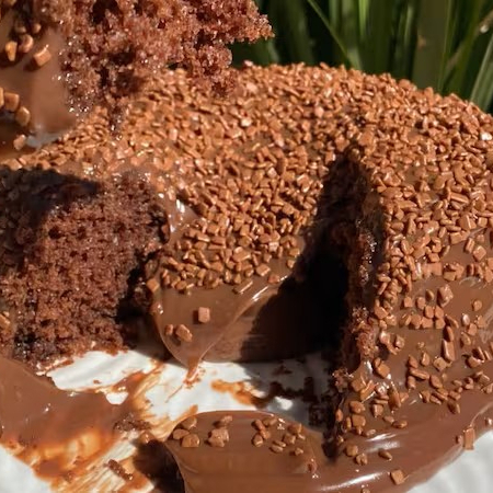 Massa de chocolate cacau , com cobertura de brigadeiro belga. Serve aproximadamente 8 fatias generosas e 15 de degustação.