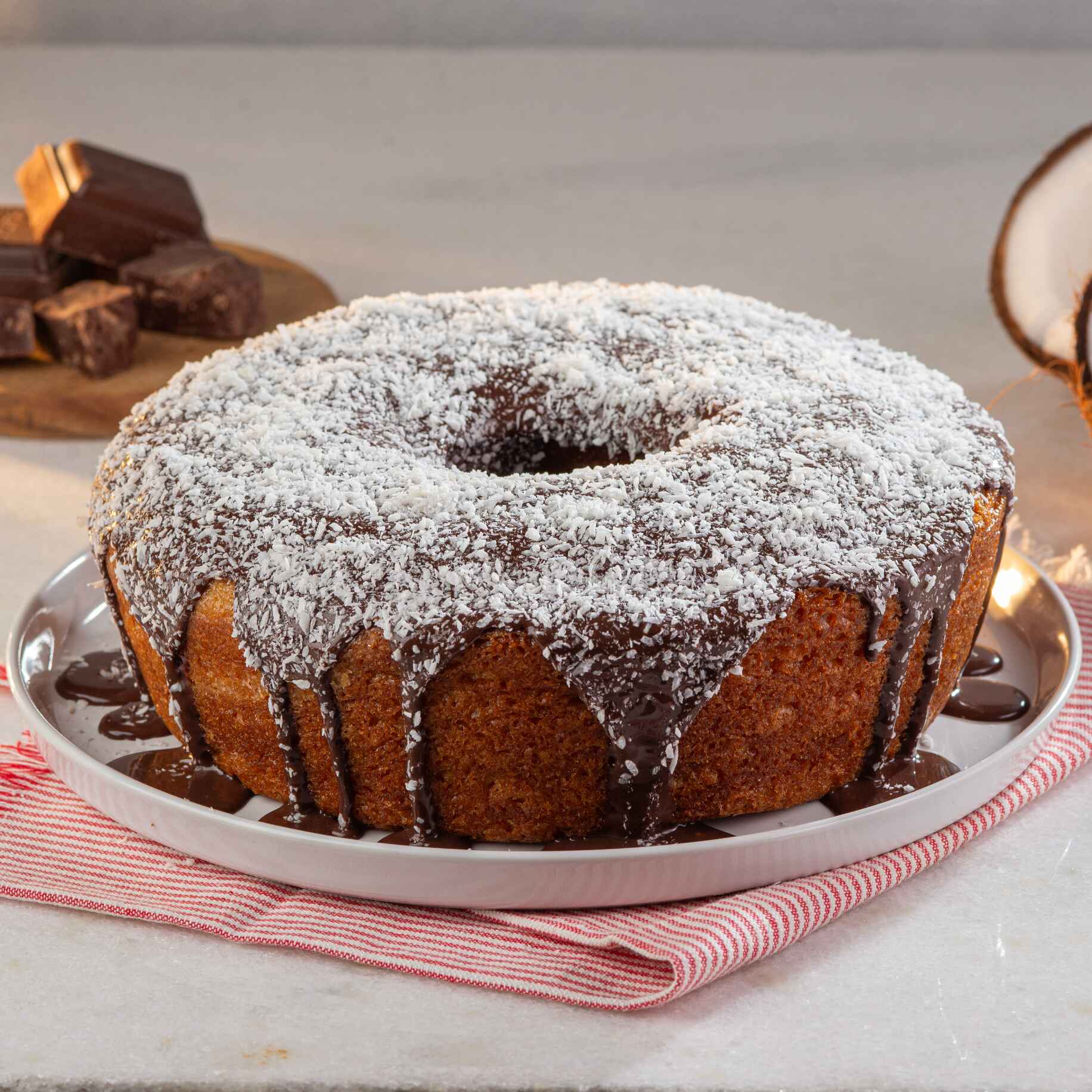 Delicioso Bolo de coco caseiro. Opção de cobertura: chocolate e coco ralado, doce de leite e coco ralado, leite condensado e coco ralado. Imagem meramente ilustrativa.
Bolo pequeno serve até 8 fatias
Bolo grande serve até 16 fatias
