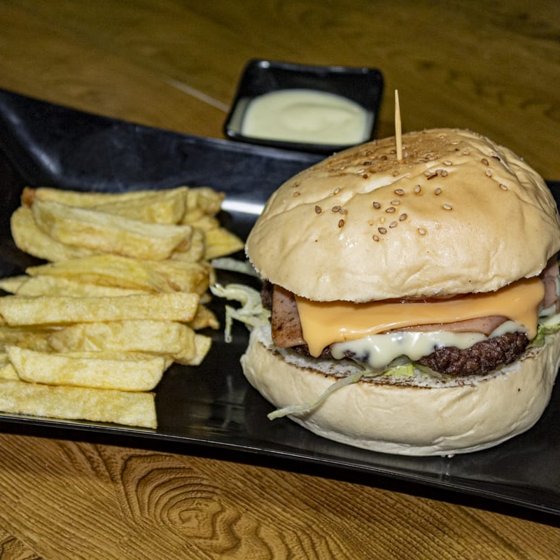 Burger Sencilla  + Papas fristas