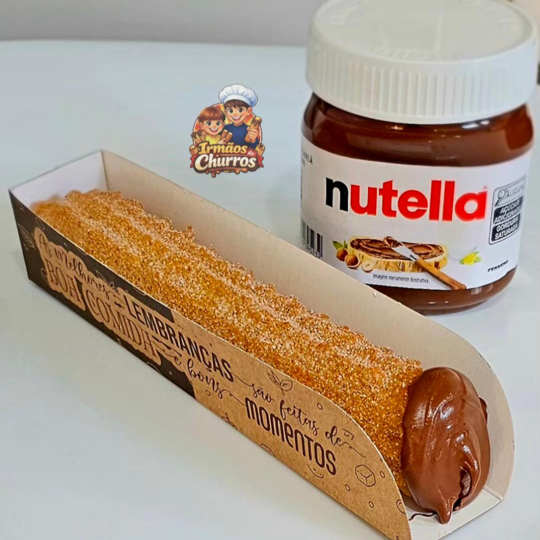 Delicioso Churros salpicado com açúcar de confeiteiro e canela em pó com recheio de Nutella.