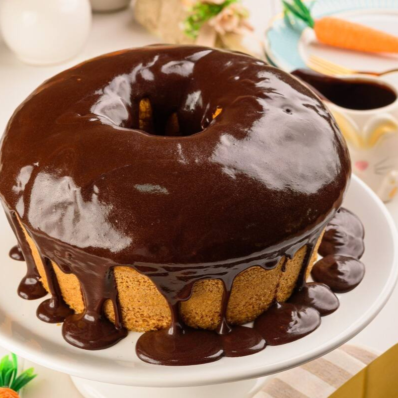 Bolo de cenoura com cobertura de chocolate