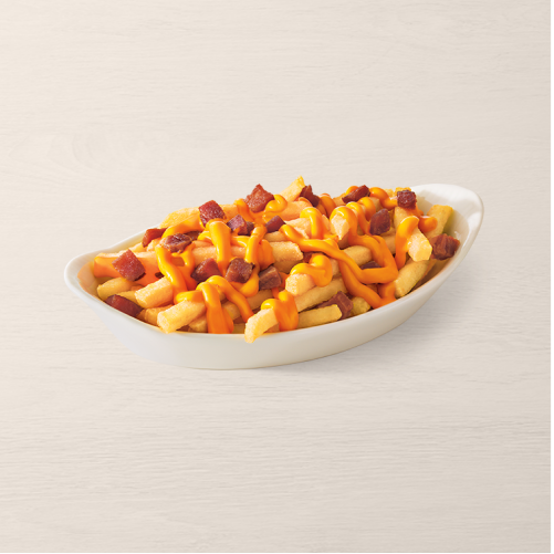 Batata frita acompanhada de queijo cheddar e cubos de bacon.