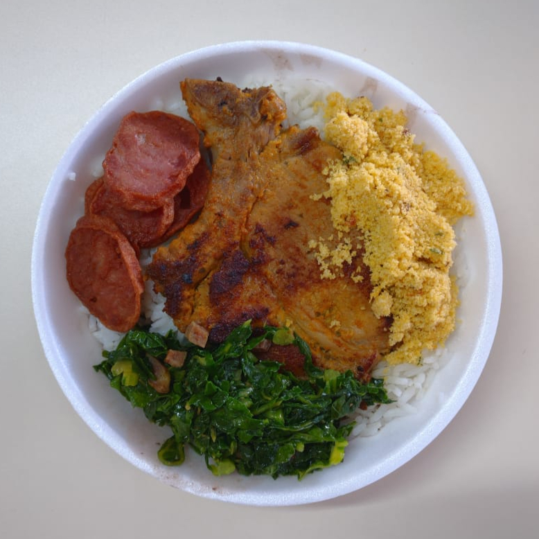 Arroz, Couve, Bisteca, Linguiça, Farofa e Torresmo