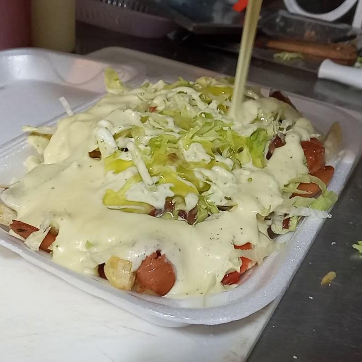 Salchipapa con Queso Costeño