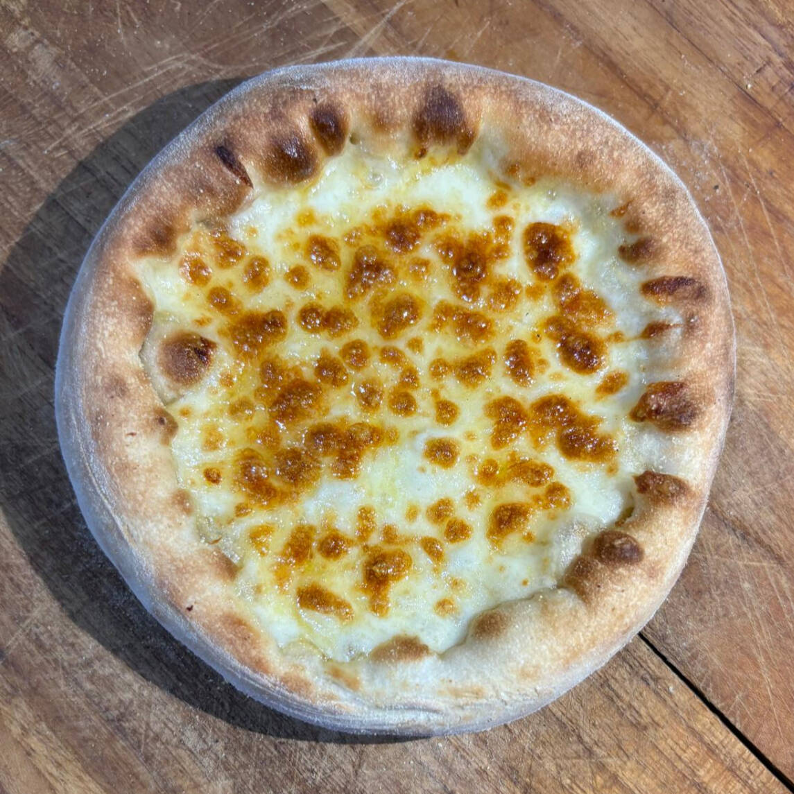 Feita com Massa Artesanal, essa Esfiha é para os Amantes de Queijo Mussarela, uma delícia de Esfiha!