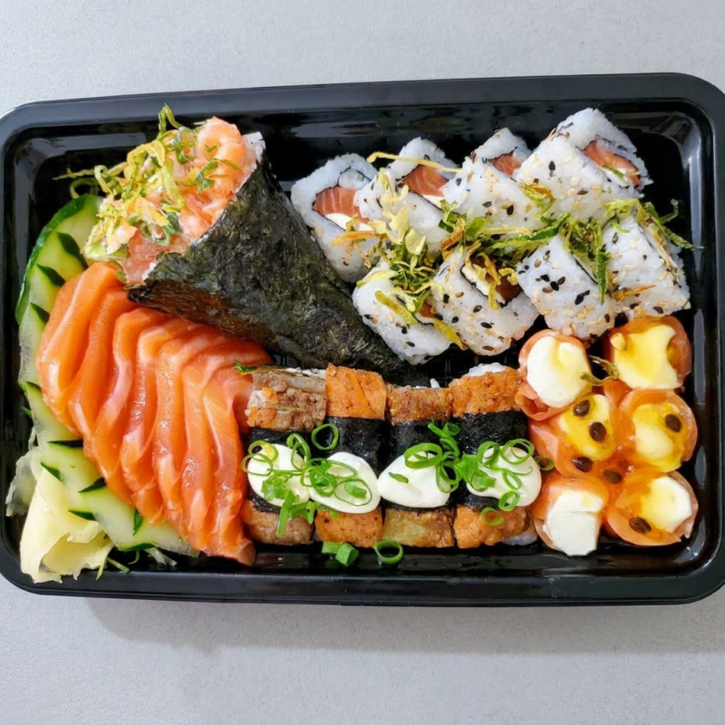 06 Sashimi de salmão 06 Uramaki filadélfia, 06 Gunkan maracujá 04 Niguiri skin especial 01 Temaki salmão completo
