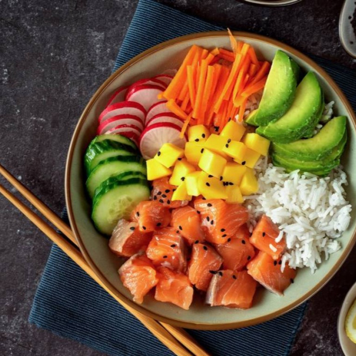 Comida típica havaiana com um toque oriental, servido com arroz gohan, peixe, legumes, crispy e molho ponzu! - BASE: Gohan (arroz japonês) - Acompanha 1 hashi e 1 molho ponzu (30ml - molho do chef).