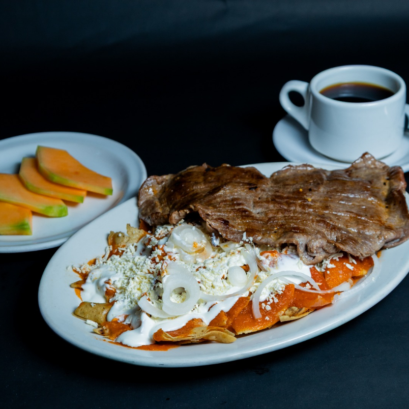 CHILAQUILES CON CARNE Y FRIJOLES+CAFE-FRUTA