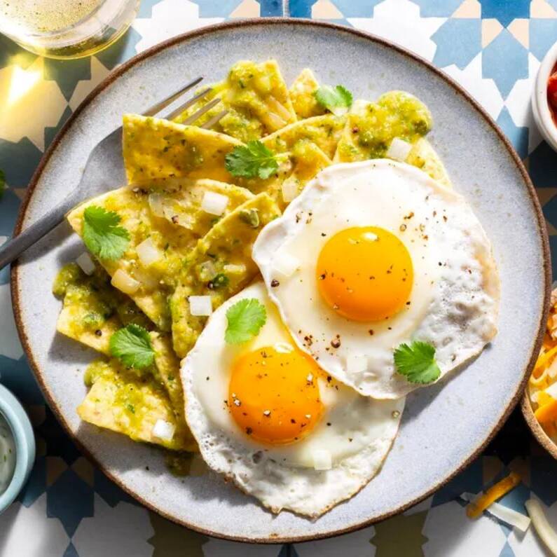 CHILAQUILES GRANDES CON HUEVO