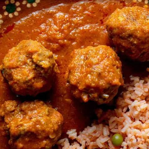 Albóndigas Rellenas en Crema de Chipotle