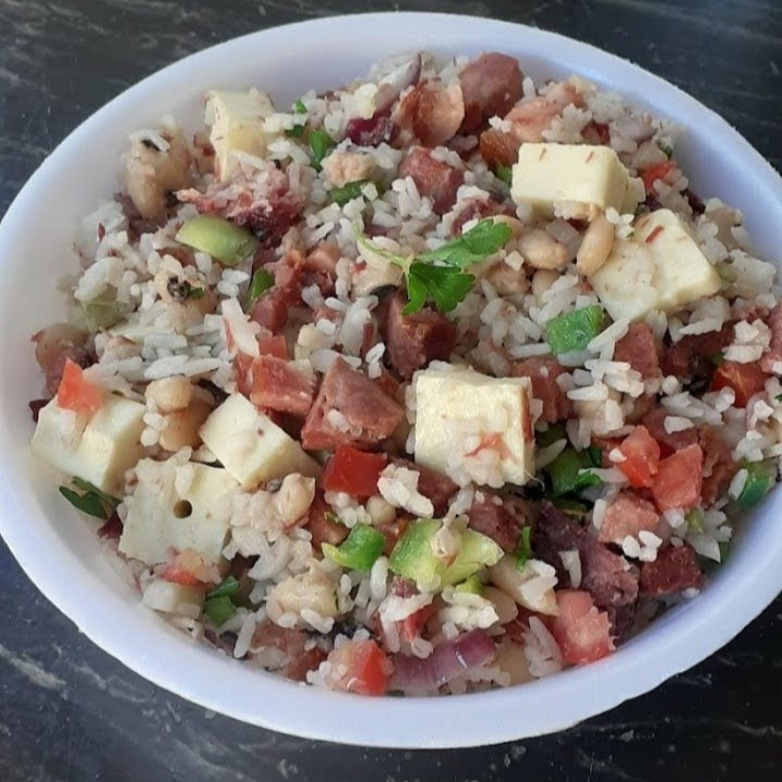 feijao fradinho,arroz, linguiça paio, linguiça calabresa, bacon, carne seca,tomate,cebola,pimentão e queijo