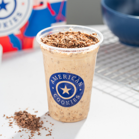 Combinação mais que perfeita de sorvete artesanal batido com Ovomaltine e cookie Clássico ao Leite.