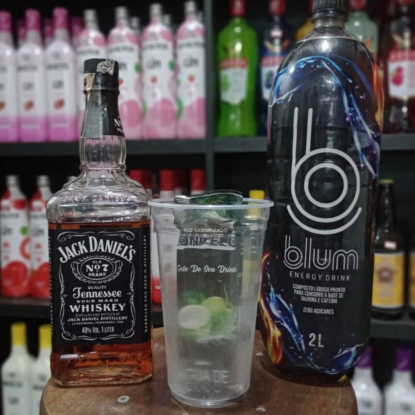 Copão de Jack Daniel’s com energético, gelo trincado e o sabor marcante do whisky mais famoso do mundo. Forte, gelado e no ponto certo.