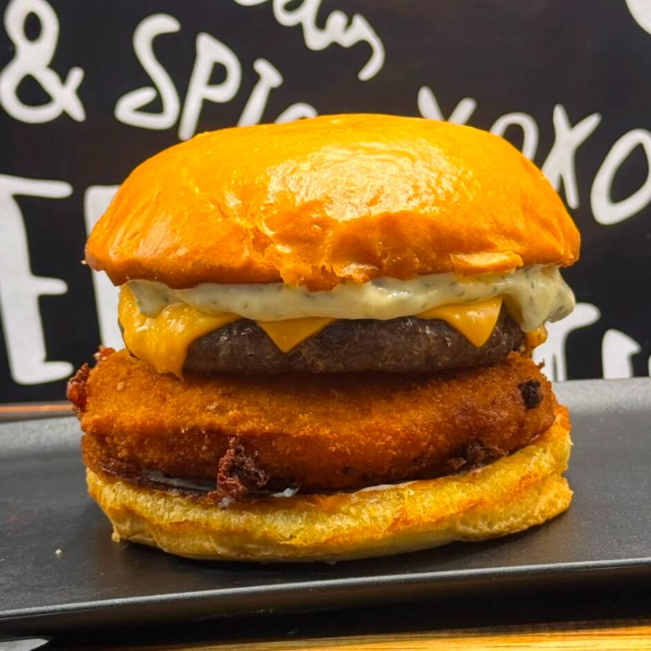 delicioso lanche artesanal , acompanha pão de hamburguer , maionese verde , Hamburguer 100g , cheddar fatiado , mussarela empanada