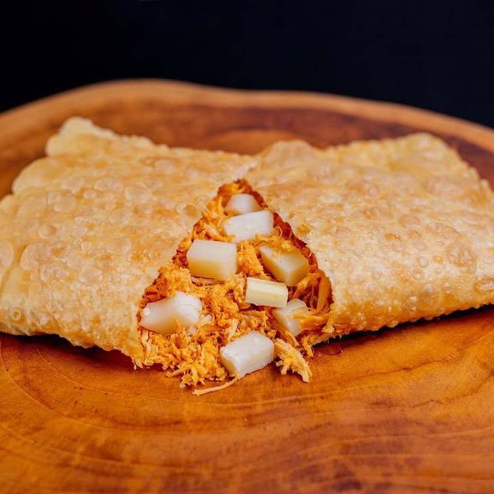 Massa crocante, recheada com frango temperado e guariroba.