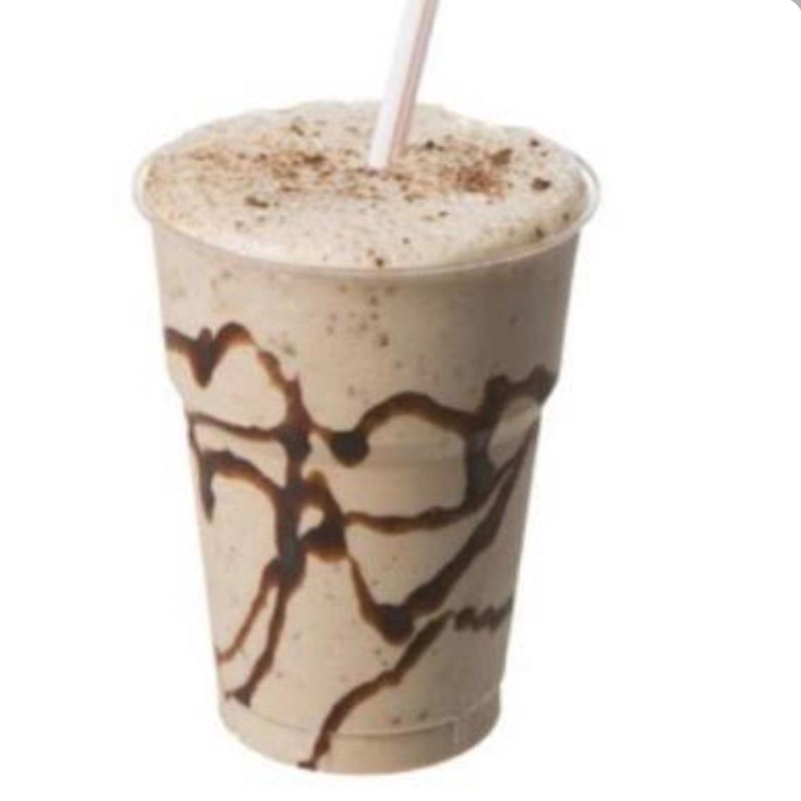 milke shake feito com sorvete de chocolate,cobertura de chocolate,leite integral
