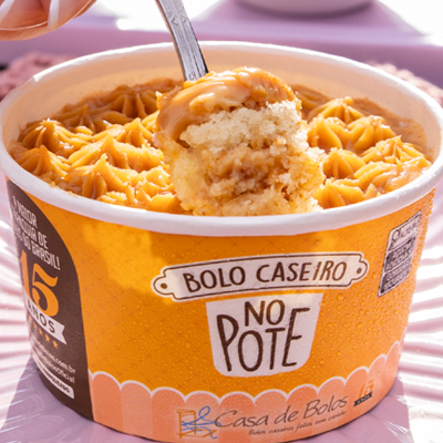 Para os fãs de churros um bolo caseiro no pote feito com camadas de um bolo bem leve e muito recheio e cobertura de doce de leite. Tudo dentro do potinho!
Peso aproximado do bolo de pote : 120 gramas
Alérgicos: Contém Glúten e Lactose. Contém leite e derivados, derivados do trigo, derivados da soja e ovo.
Para informações de ingredientes e tabela nutricional consulte o site.