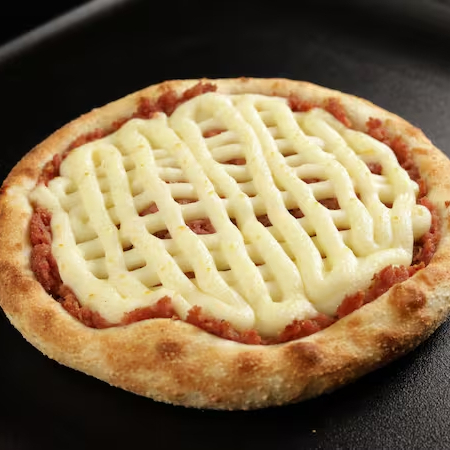 Nossa massa leve de longa fermentação, Calabresa defumada moída e Catupiry.