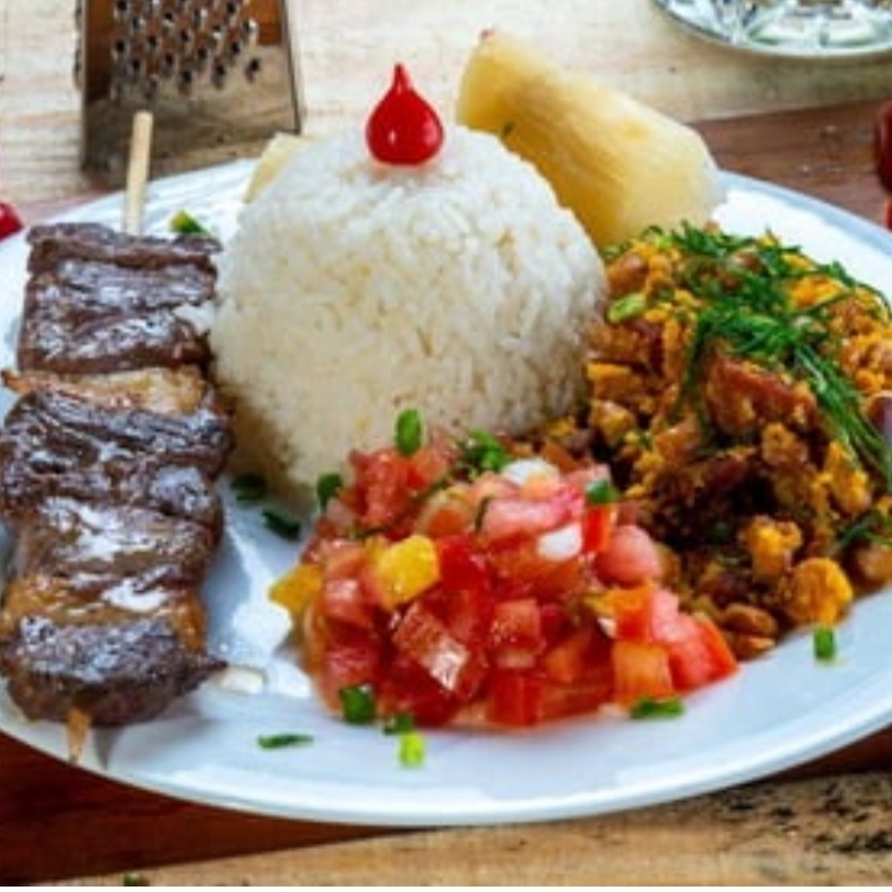 Arroz , feijao tropeiro, vinagrete e mandioca + espeto !