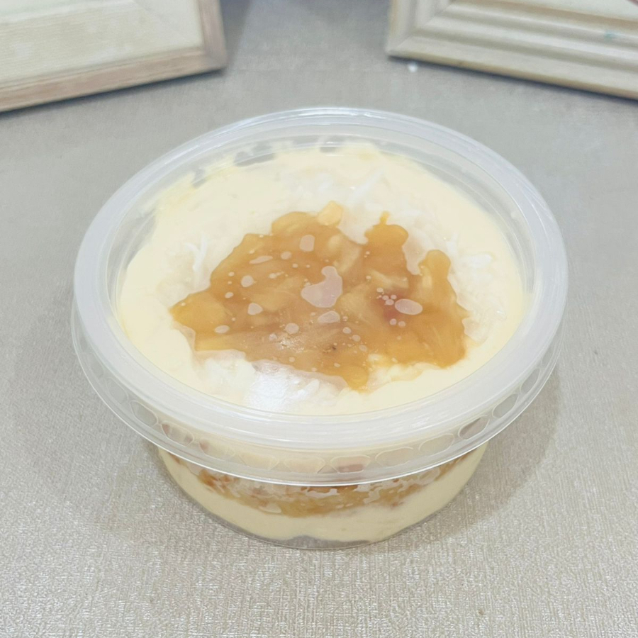 Delicioso bolo de pote no sabor abacaxi, massa de baunilha e com creme e abacaxi. Nossos bolos pesam em média 200g, a embalagem poderá variar de acordo com a disponibilidade no fornecedor, mas sempre terão essa quantidade independente do formato de embalagem disponível.