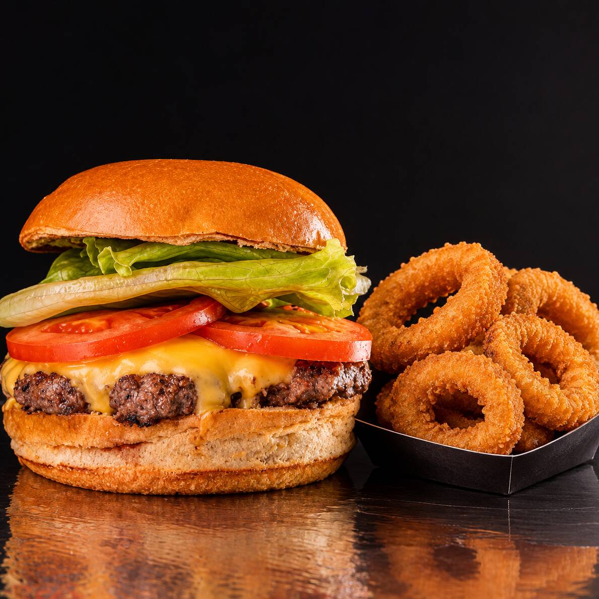O combo inclui: Burger (Pão brioche, hambúrguer 100g, queijo cheddar e molho verde) + Porção Onion Rings(cebola empanada). A pedida certa para matar a fome!