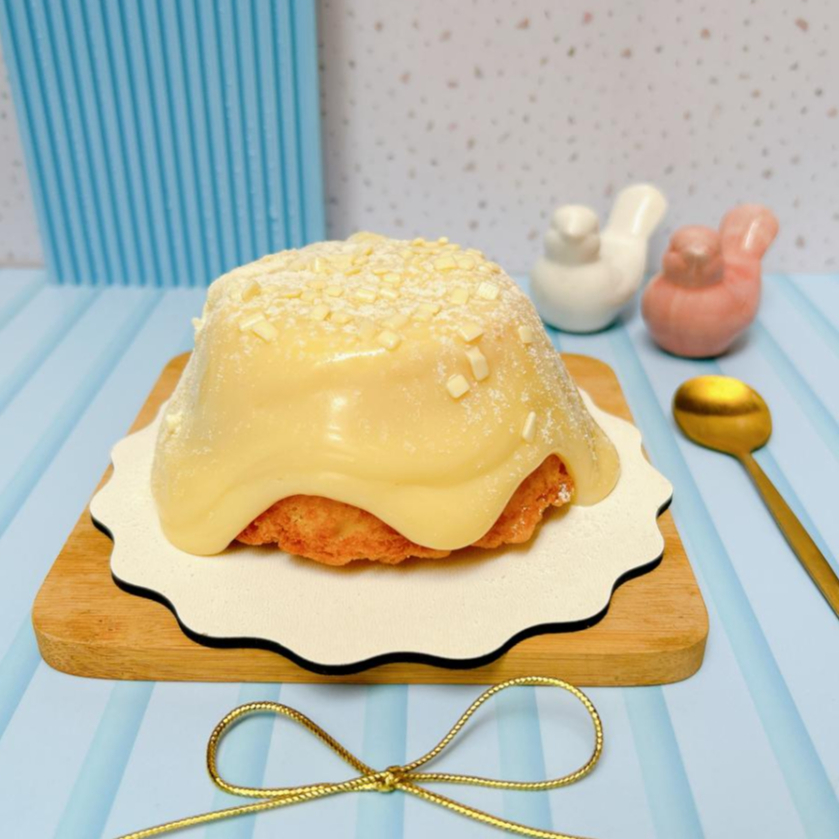 Massa caseira super fofinha com cobertura de brigadeiro cremoso de ninho, finalizado com leite Ninho polvilhado e granule branco.