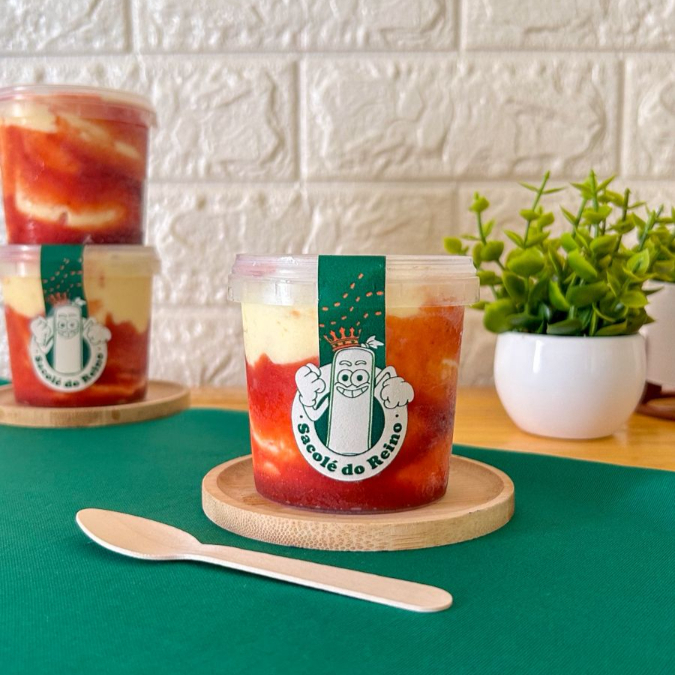 Sorvete artesanal com raspas de queijo do reino, combinado com doce de goiaba no copo. A perfeita versão gelada do clássico Romeu e Julieta.