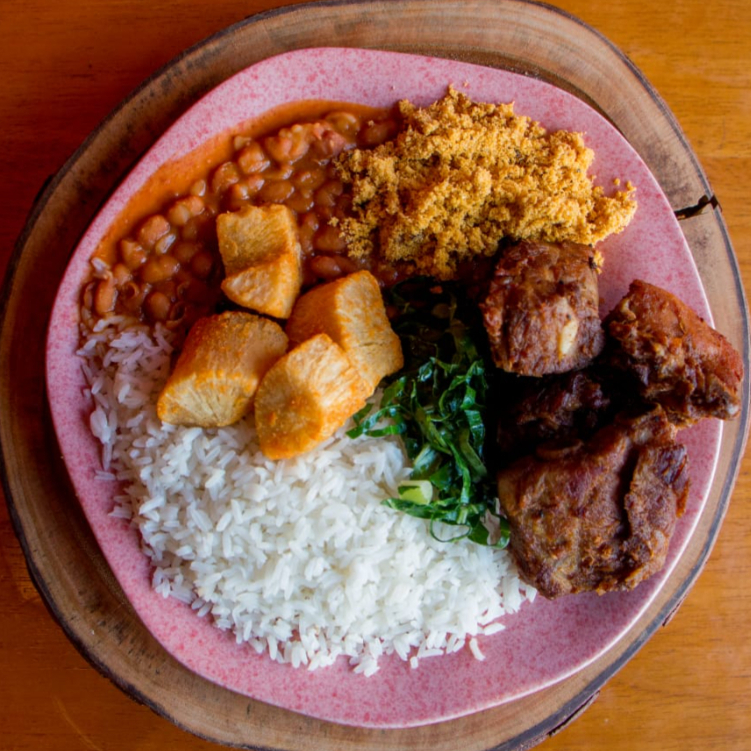 Arroz, feijão, mandioca frita, costelinha, couve, farofa