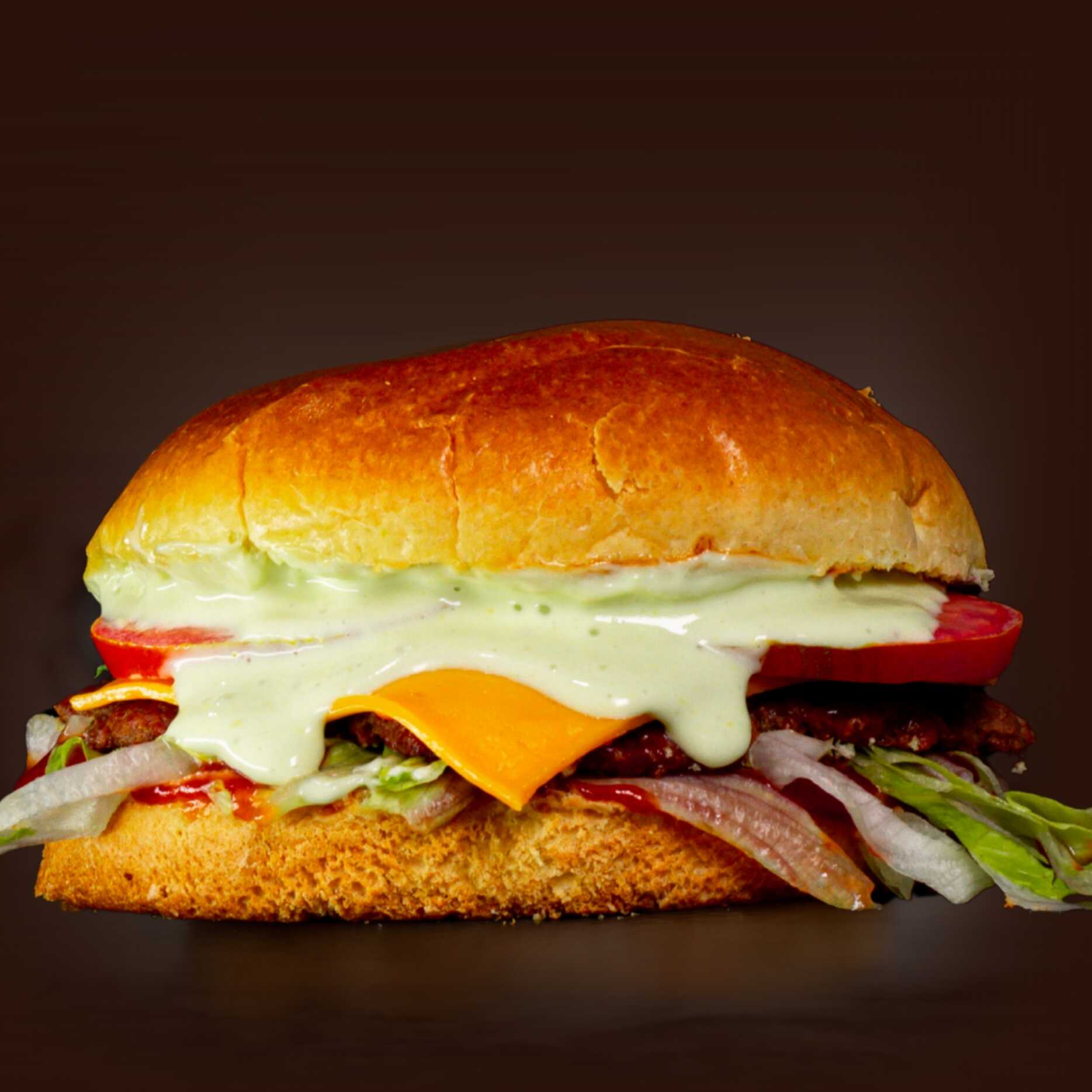 O Burger Smash da Casa é feito com Blend de carne (80g) prensado na chapa, salada com Alface americana crocante e cebola roxa fatiada, servido no Pão macio
e Nossa maionese artesanal unida ao molho especial da casa já integrados.
01 Pote de Molho Especial à parte como cortesia!