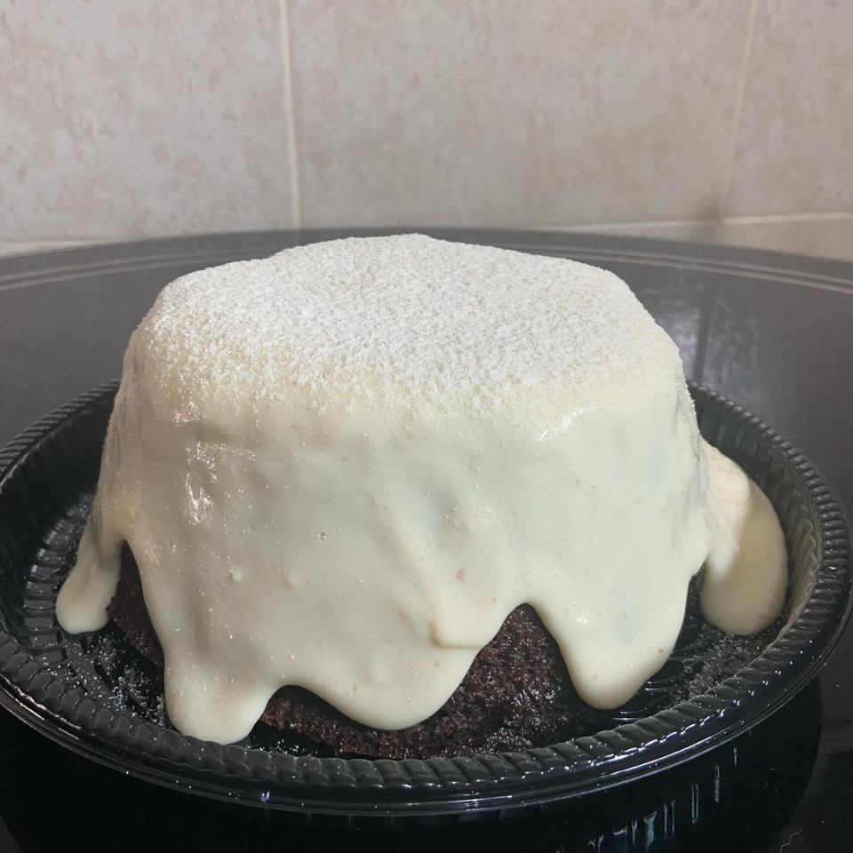 Massa de chocolate úmida e macia, coberta por creme de Ninho que derrete na boca.