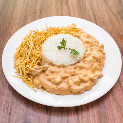 Estrogonoff de frango, arroz e batata palha
