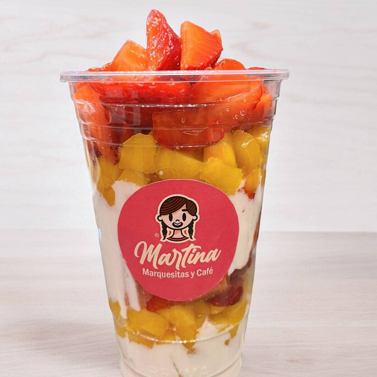 FRESAS CON CREMA Y DURAZNOS GRANDES