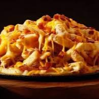 300gr de fritas, cheddar, catupiry, calabresa, bacon, ovo de codorna, molho, finalizada com queijo parmesão