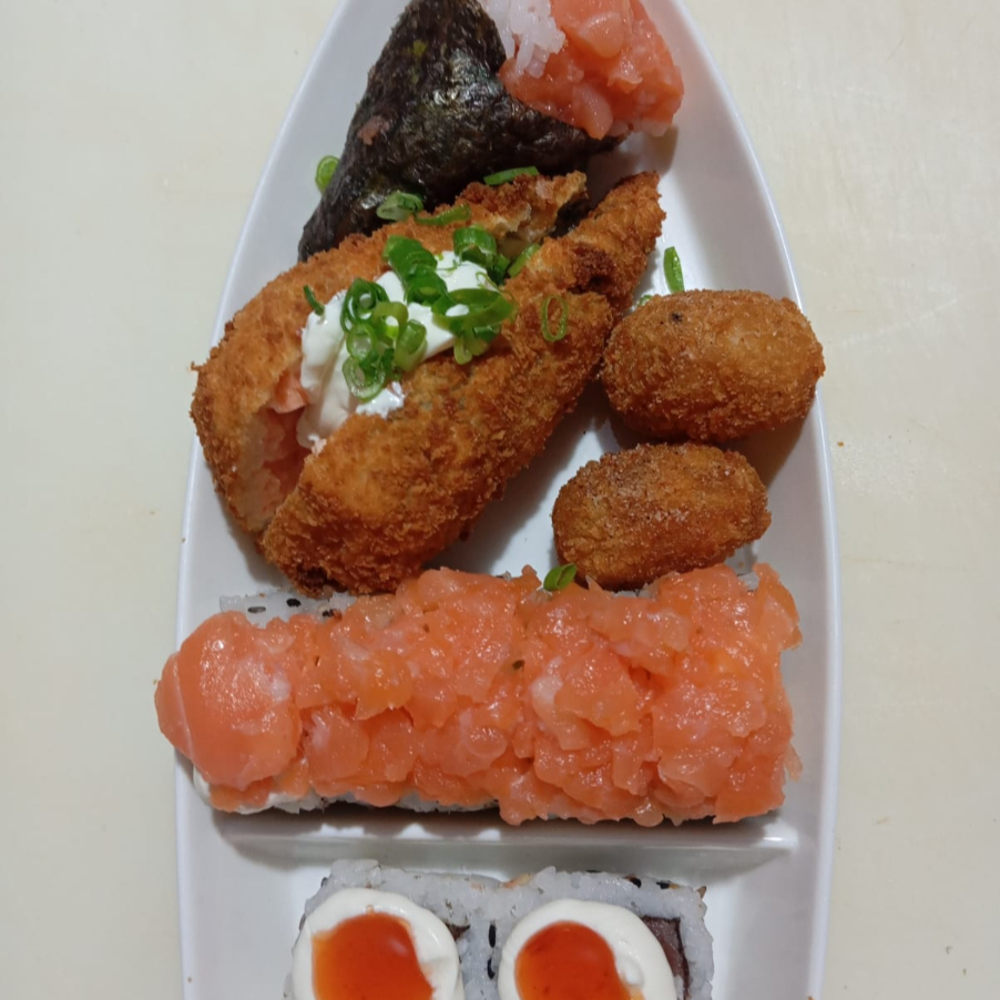 combo 18 1 mini temaki cru 1 mini temaki frito 5 sushi especial 2 sushi 2 bolinho