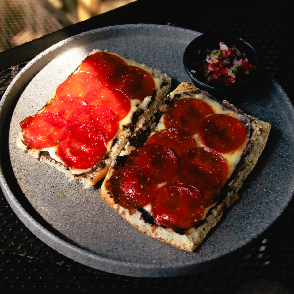 Molletes con pepperoni