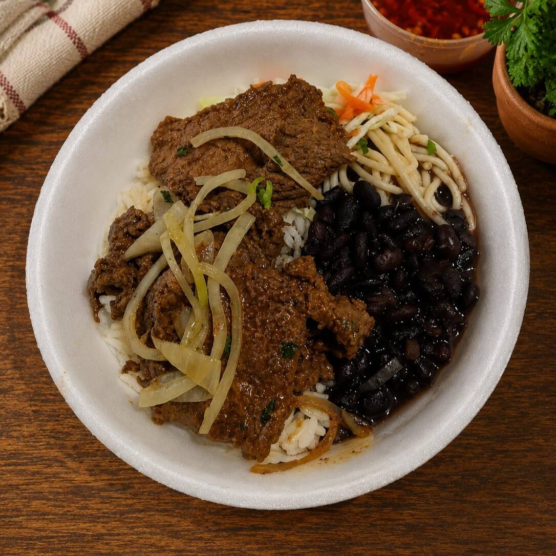 Bife acebolado saboroso servido com Arroz, Feijão, Macarrão, Salada, Farofa.