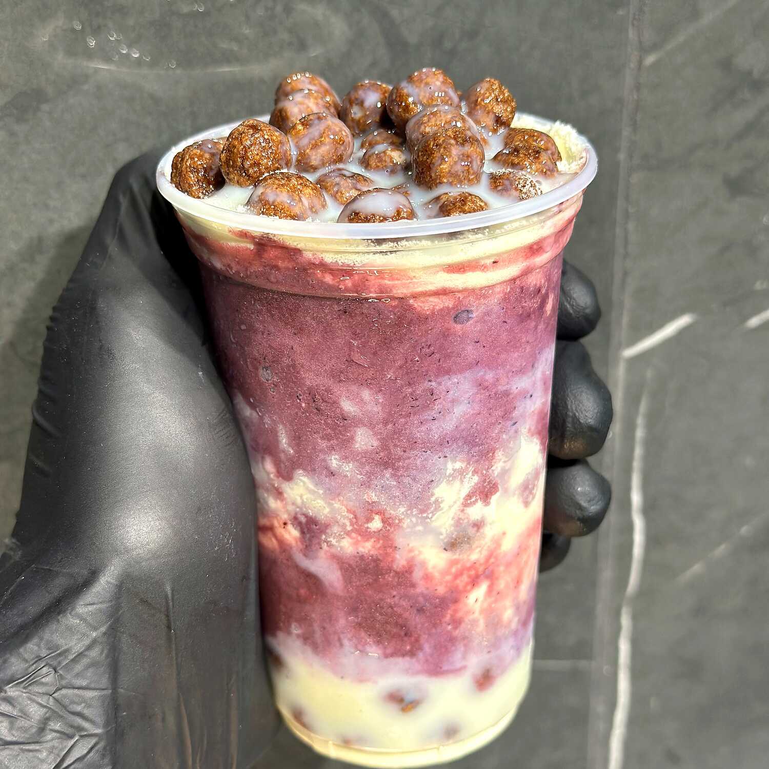 Açaí, leite em pó, leite condensado e Chocoball.