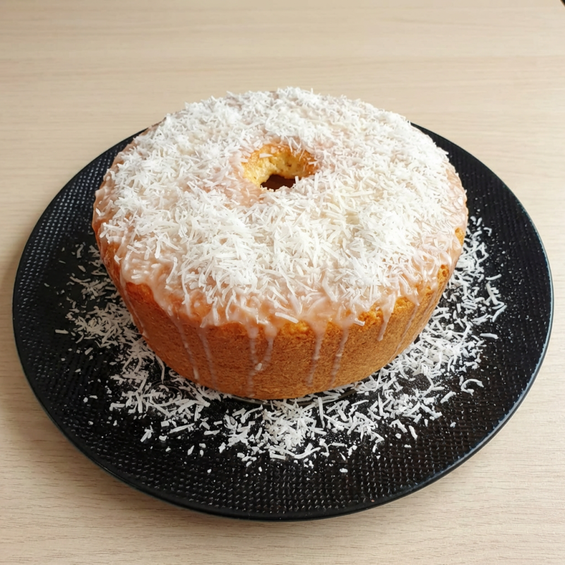 Massa de coco, com cobertura de leite condensado e coco flocado.
Serve de 6 á 8 fatias.
