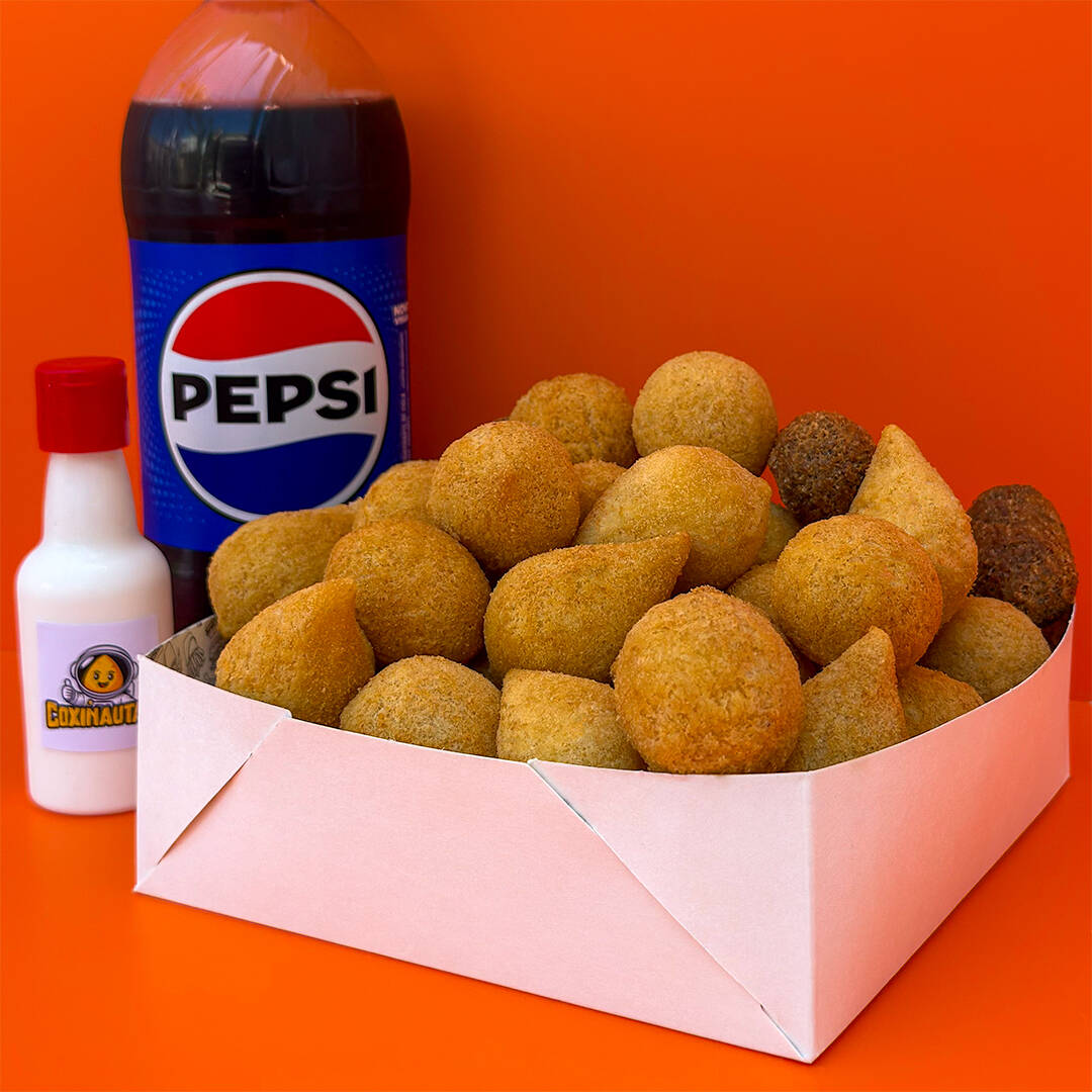 Contém 30 Salgadinhos Crocantes + Refri (600ml) + 1 Molho da Casa. Salgados fritos na hora em óleo de algodão e entregues quentinhos, com o padrão de qualidade Coxinautas & ingredientes selecionados. Perfeitos para matar sua fome! :) Serve de 1 a 2 pessoas Peso dos Salgados: 20g (Tamanho Tipo Festa) Peso Total Aproximado: 600g de Salgados. (Foto ilustrativa)