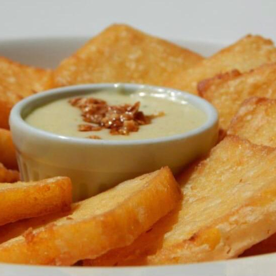 A tradicional polenta frita ao molho de 4 queijos e alho crocante.