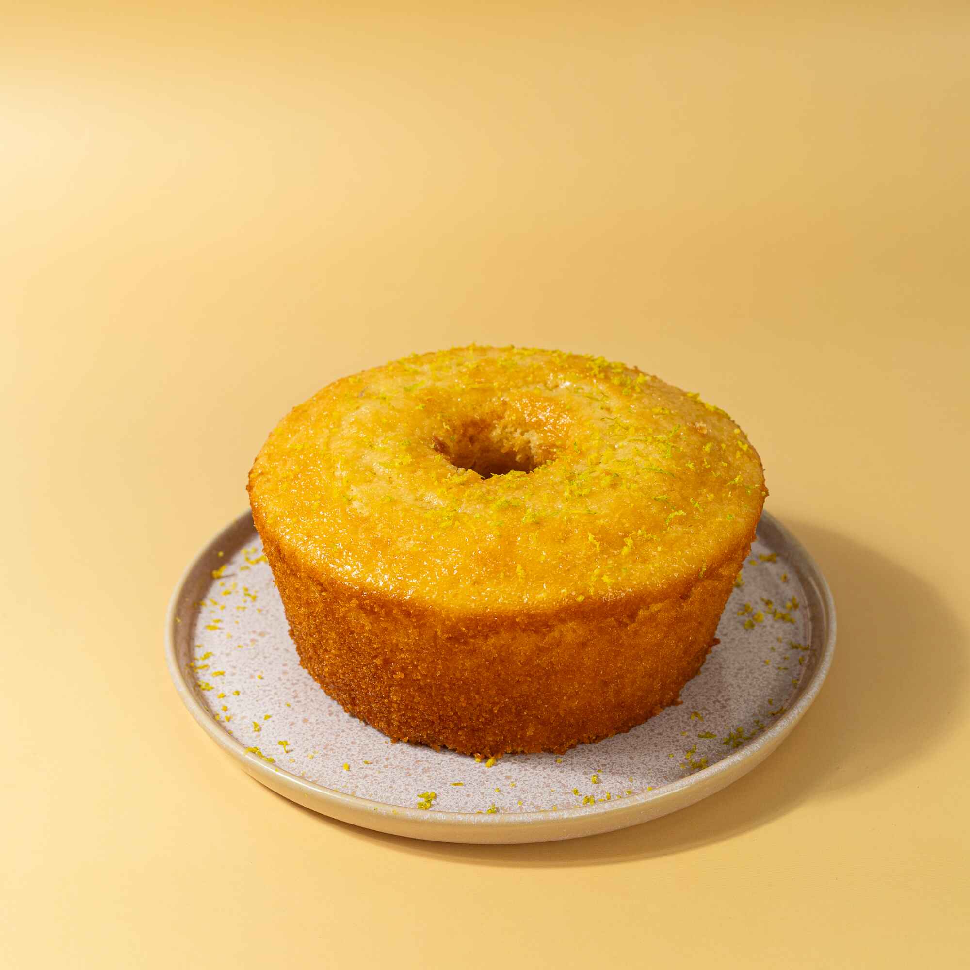 Feito com iogurte natural caseiro e suco de laranja. Ele desmancha na boca, como os bolos caseiros de vó.
Serve até 8 fatias.