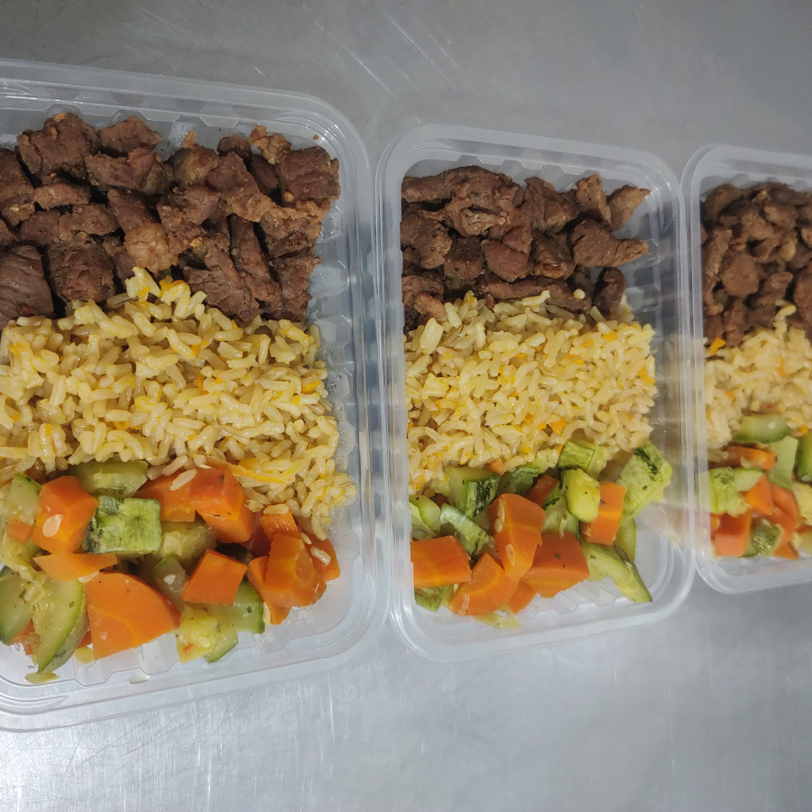 Arroz Soltinho integral com raspa de cenoura , cenoura, abobrinha, tiras de carne bovina .