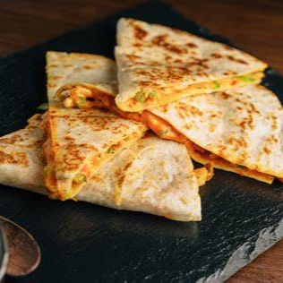 Quesadilla Combinada + Porcion de Frijoles Fritos