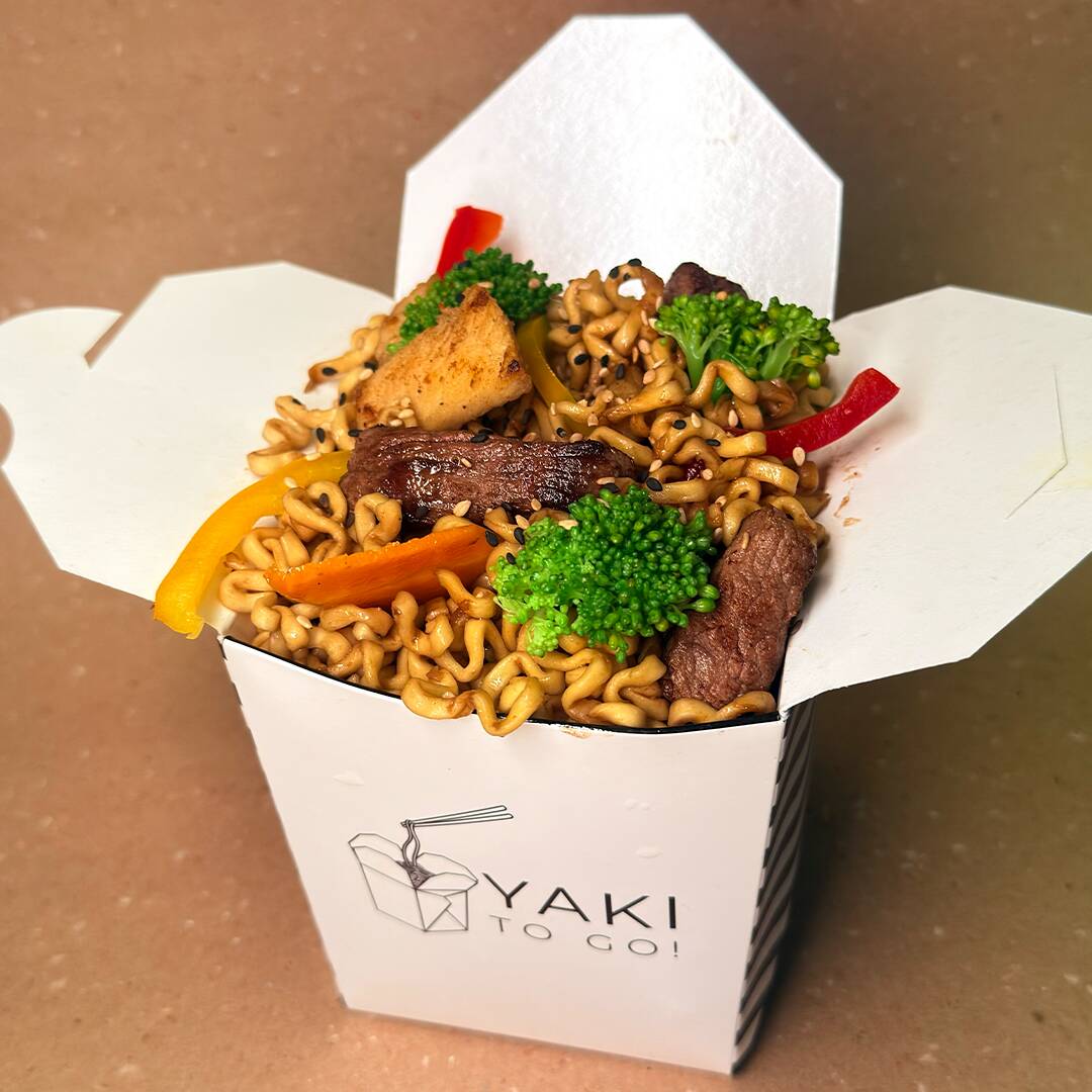 Filé mignon, peito de frango, yakisoba, brócolis, pimentão, cenoura e molho agridoce levemente picante.