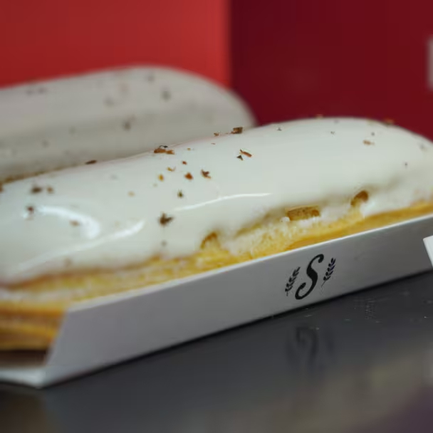 Massa choux, recheio de creme de confeiteiro artesanal com cumaru (baunilha amazônica)