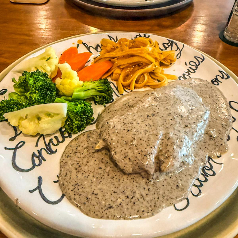 Pechuga Rellena en Crema de Champiñones