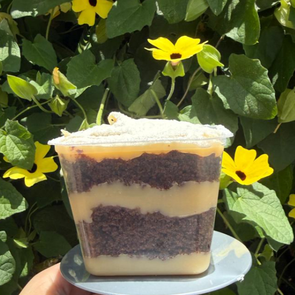 Bolo no pote com camadas macias de bolo de chocolate combinadas com um recheio super cremoso de leite Ninho, feito com todo carinho pra derreter na boca. Uma sobremesa suave, docinha na medida certa e com aquele sabor que conquista desde a primeira colher. Finalizado com uma nuvem de leite em pó por cima pra dar o toque final irresistível!