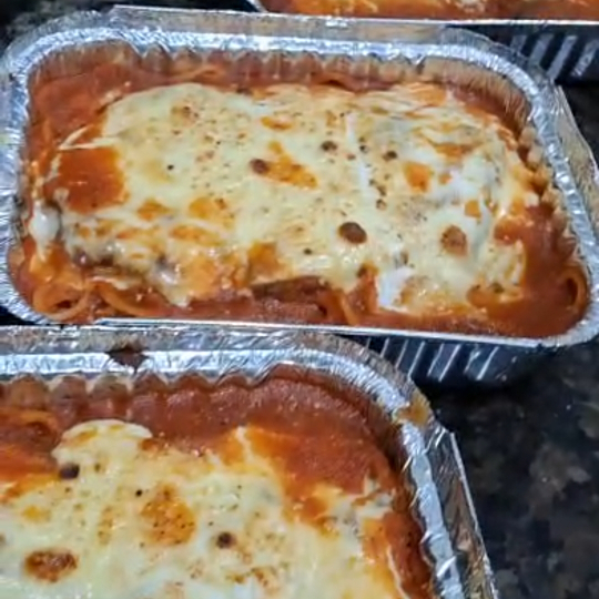 Filé empanado (200g) coberto por molho vermelho artesanal e queijo para gratinar com massa de sua preferência