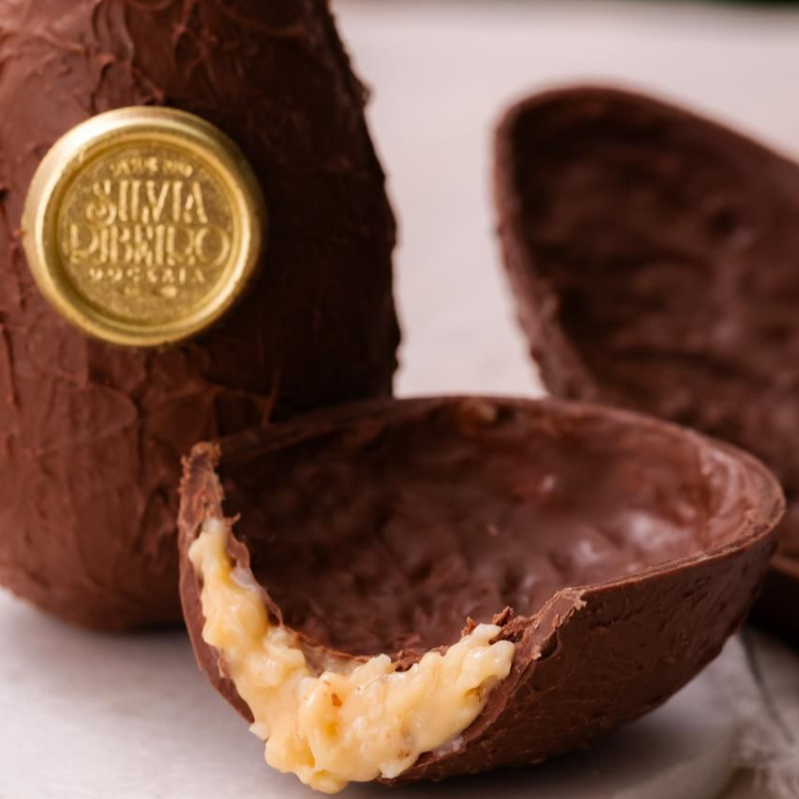 Casca de chocolate belga recheada com cocada cremosa artesanal, rica em coco e com textura irresistível. Um sabor clássico e reconfortante. Aprox. 390g