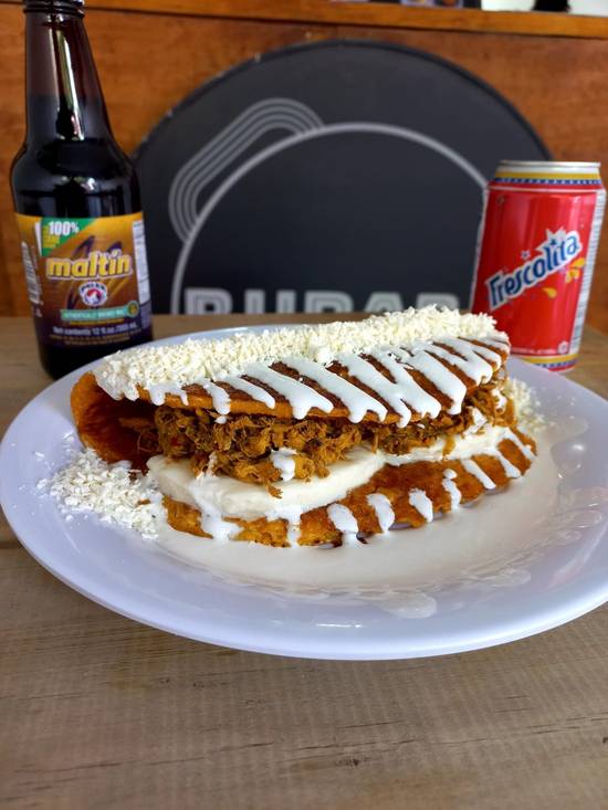 Cachapa de pollo y queso de mano